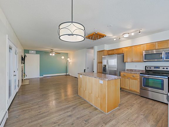 5th image of 122 Davis Cir