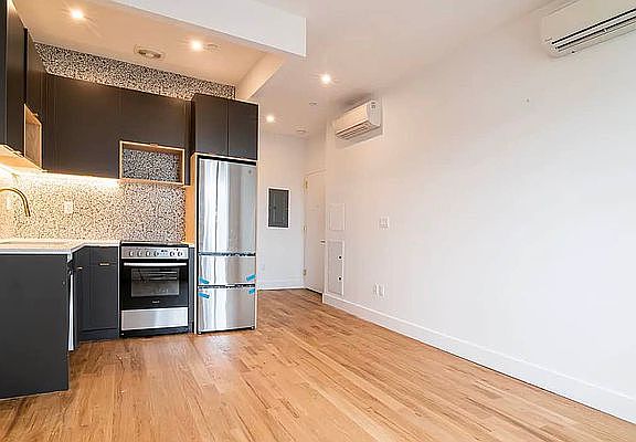 2nd image of 224 Hawthorne St #3G