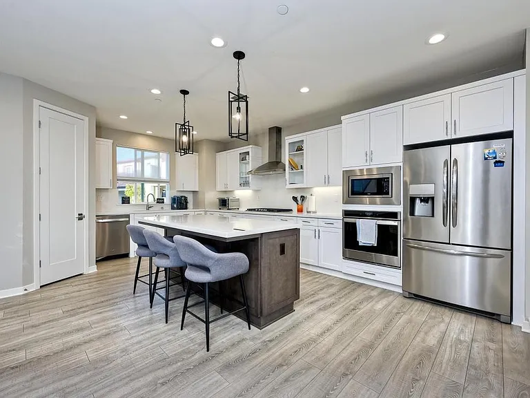 16242 Camden Cir — Photo 3