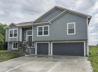 1907 Verbena Ave, Greenwood, MO 64034