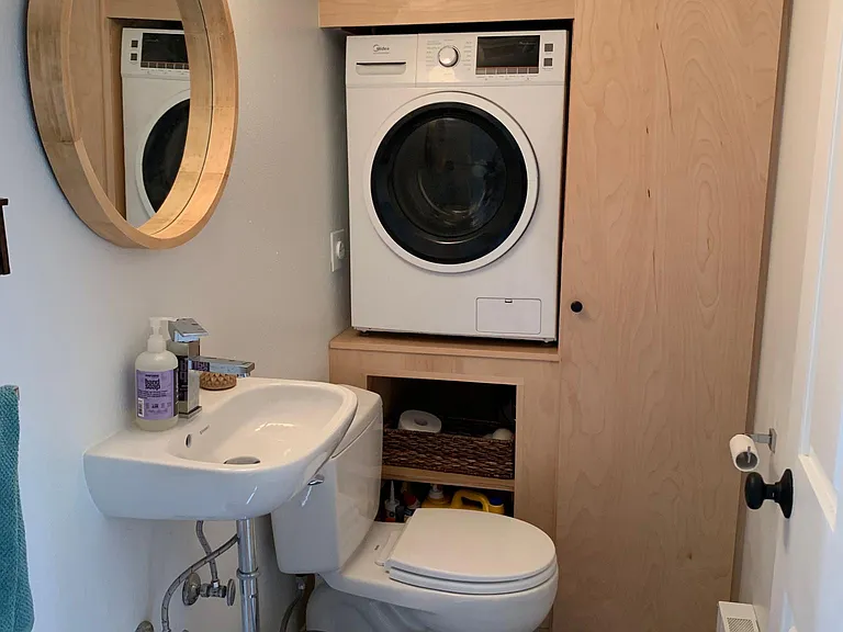 Downstairs bathroom w/ washer