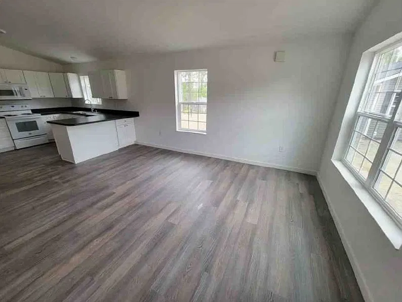 3 bed, 2.0 bath, 1160 sqft, $2,100 — Photo 2