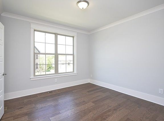 4th image of 407 Barony Ct