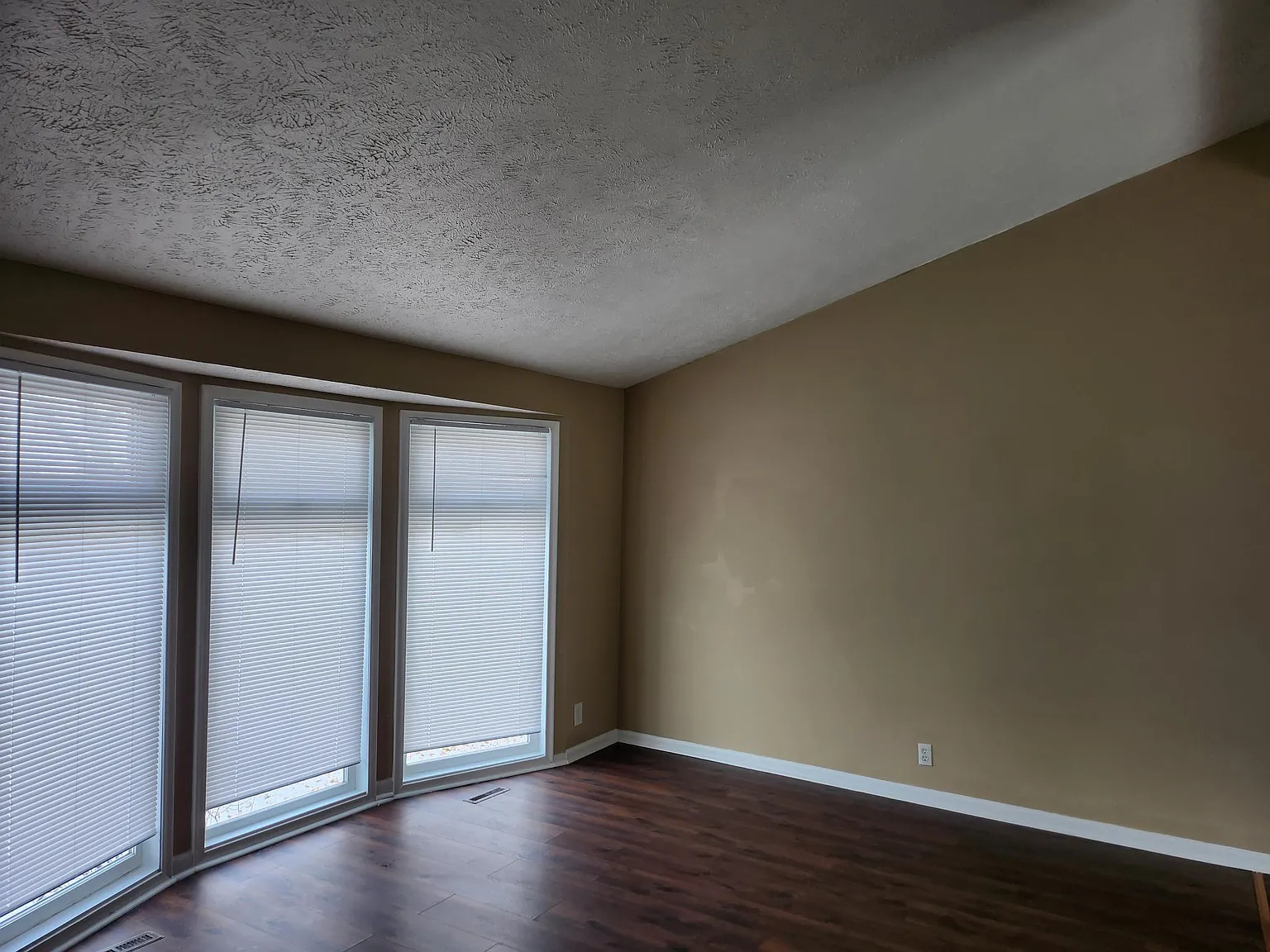 4 bed, 1.5 bath, 1202 sqft, $1,795 — Photo 3