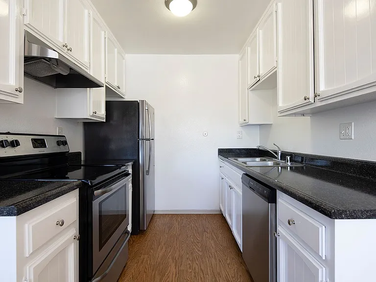 Royal Village Apartments — Photo 29