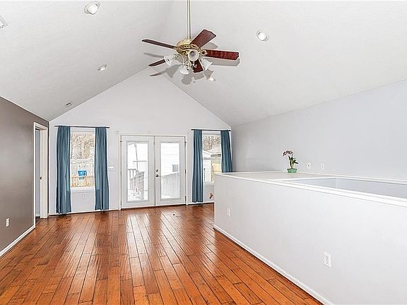 3rd image of 1372 Central Ave