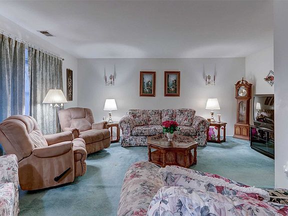 4th image of 28 Summerfield Ct