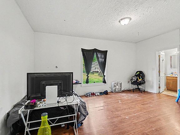 5th image of 201 Clinton St