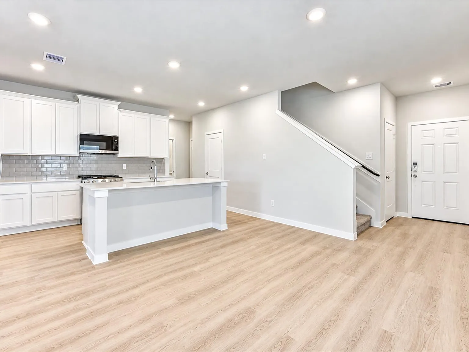 4 bed, 2.5 bath, $2,500 — Photo 4