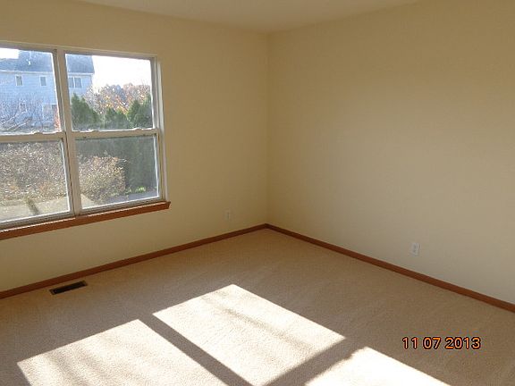4th image of 924 N Oak Creek Dr
