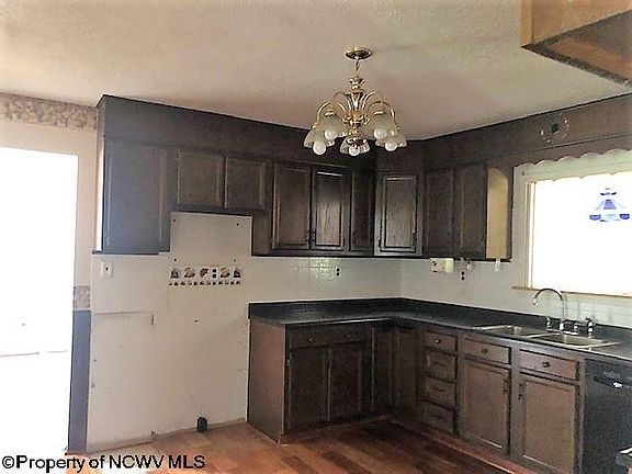 3rd image of 60 Greentree Dr