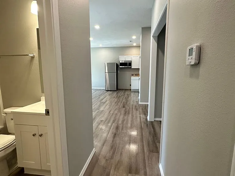 586-584 N Airport Rd — Photo 10
