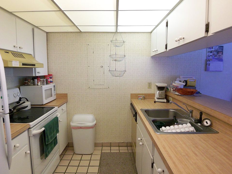 2nd image of 3252 Camelot Dr