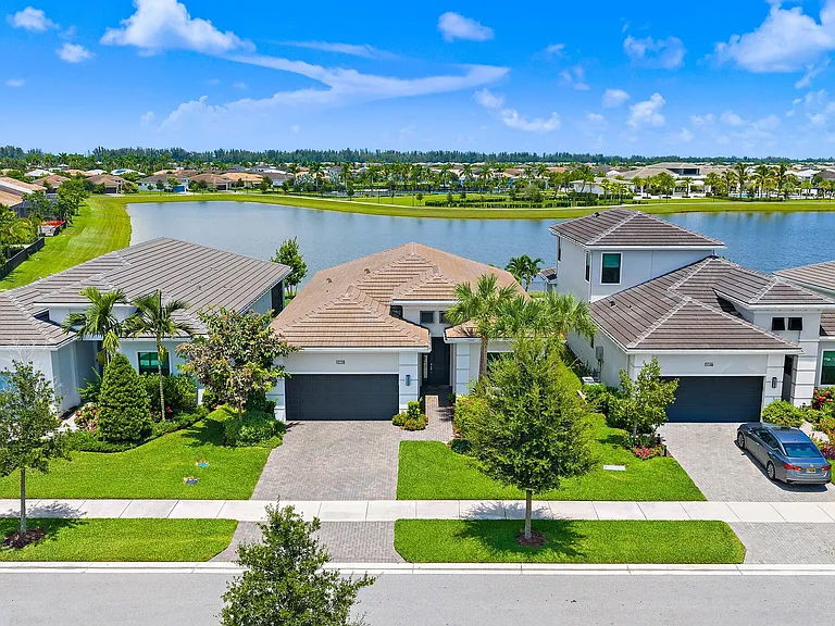 15883 Key Biscayne Ln — Photo 1