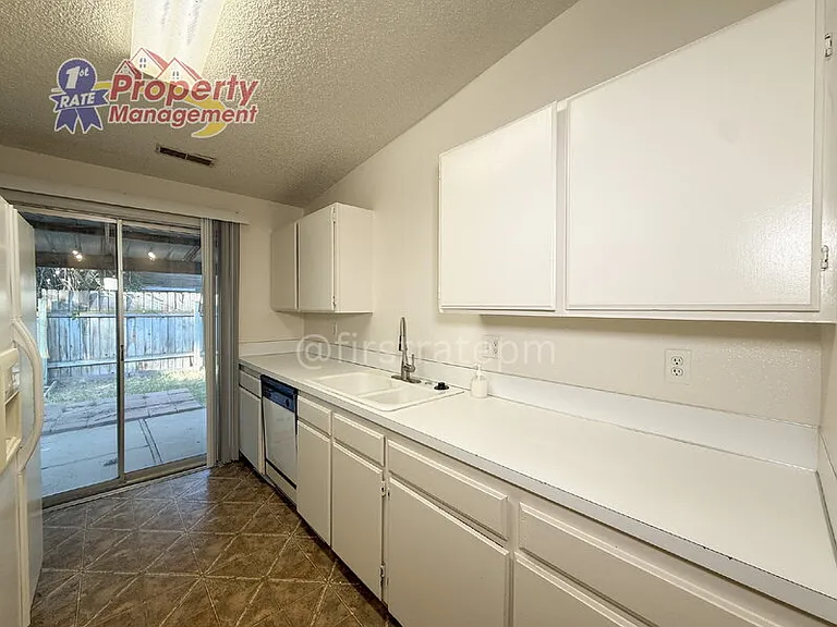 210 S Homedale Ave — Photo 12