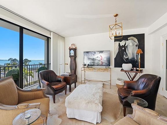 3rd image of 8 BELLEVIEW BOULEVARD #203