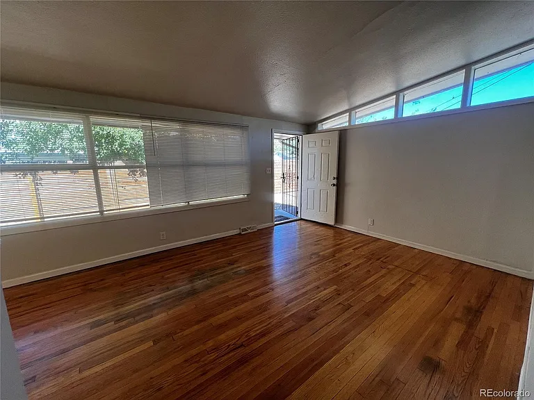 1932 Dallas St — Photo 3