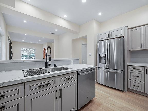 3rd image of 916 Hilldale Ave