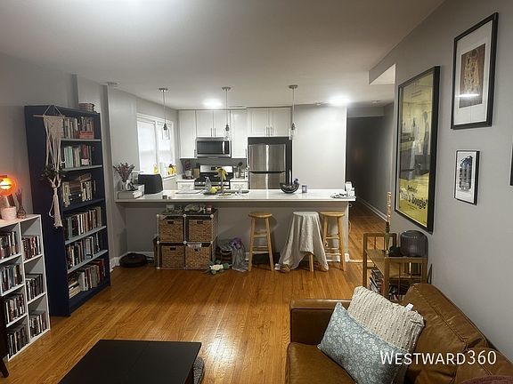 4th image of 2821 W Summerdale Ave APT 2E