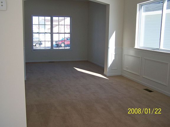 Formal Living/dining areas w/tray wall molding & arched doorways