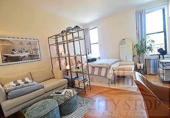 3rd image of 101 W 77th St APT C