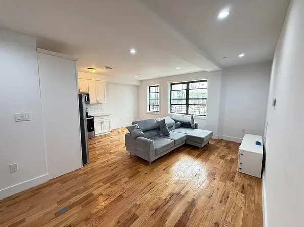 422 E 31st St #3R, Brooklyn, NY 11226