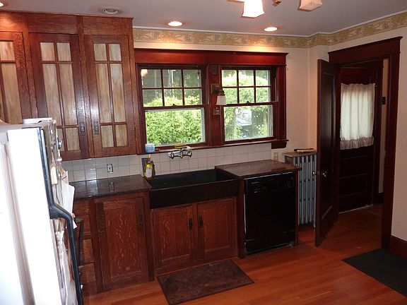 Slate sink in kitchen