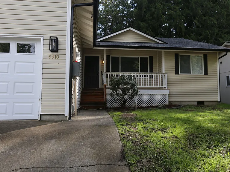 6910 E Crestwood Ct — Photo 2