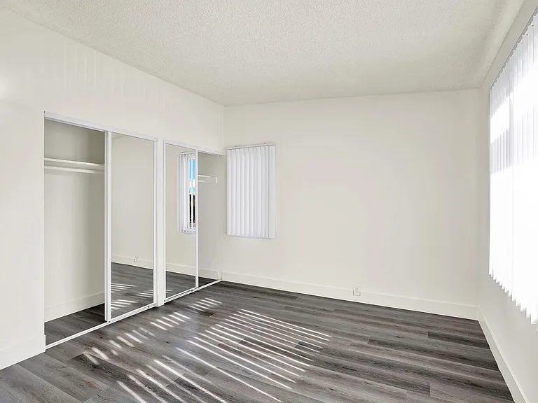 Serrano Apartments — Photo 23