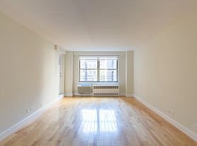 210 W 89th St