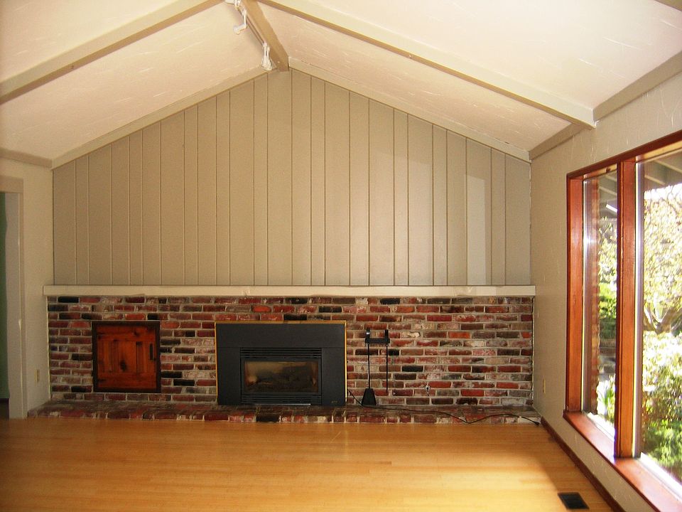 Living Room W/Vaulted Ceilings