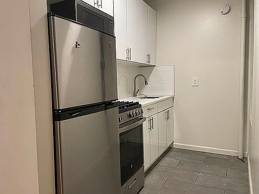 2nd image of 323 E 88th St APT 5