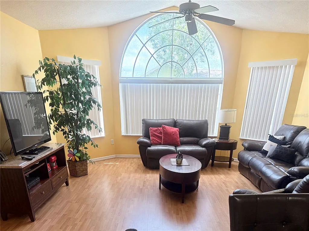 3 bed, 2.0 bath, 1357 sqft, $1,800 — Photo 2