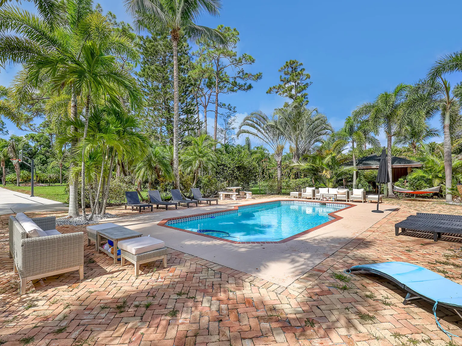 7 bed, 4.5 bath, 4626 sqft, $20,000 — Photo 1