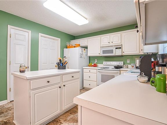 3rd image of 6609 Ivystone Dr