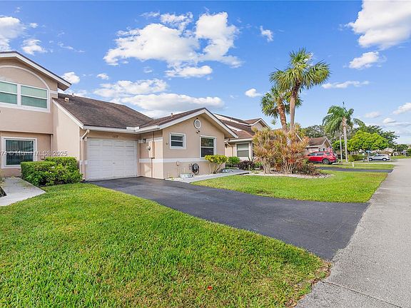 3rd image of 1237 W Lakes Dr