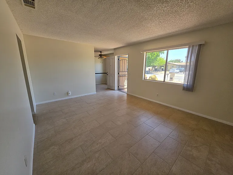 Corona St — Photo 12