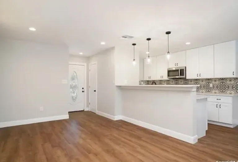 7347 Montgomery Dr — Photo 3