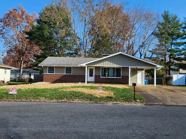 1403 Paradise Dr, Highland, IL 62249