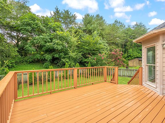 4th image of 8112 Meadowood Ln