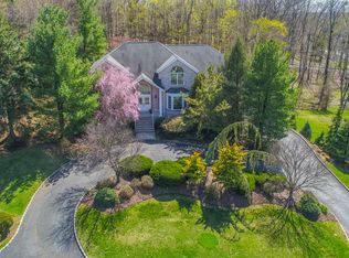 41 Rainbow Ridge Dr, Livingston, NJ 07039