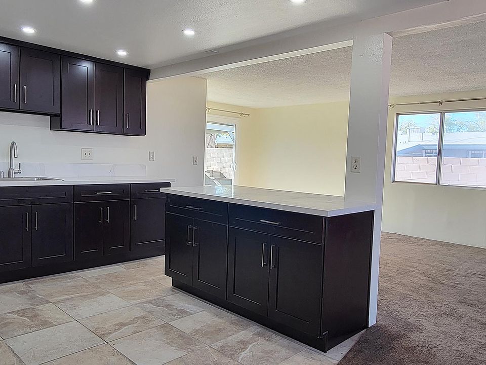 Breakfast bar with open floorplan to family room and sliding glass door