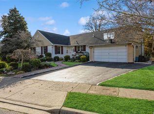 1618 Hereford Rd, Hewlett, NY 11557