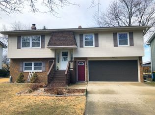 1641 Maness Ct, Sycamore, IL 60178