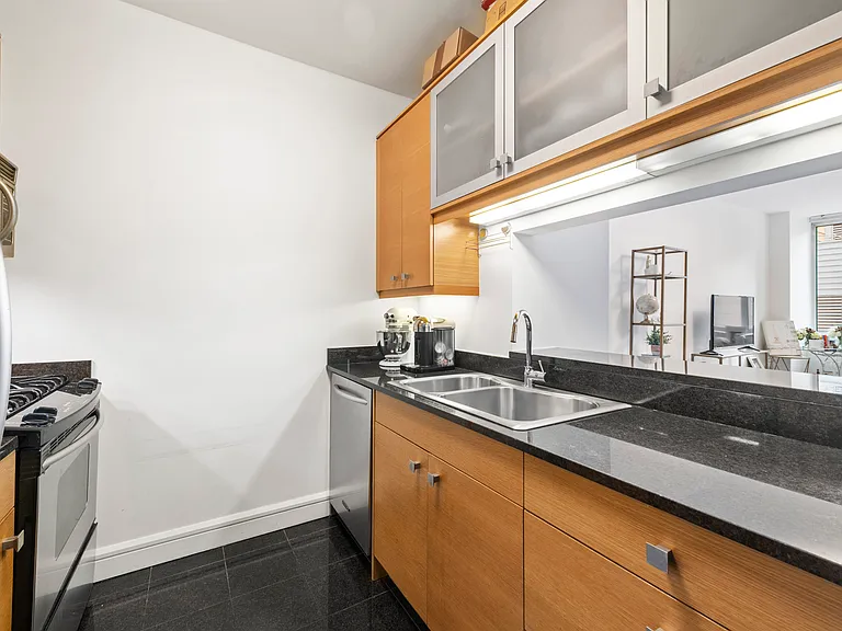 120 Riverside Blvd #10P — Photo 4