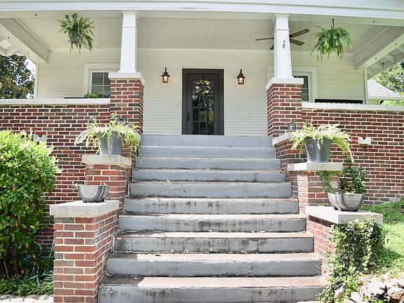 2nd image of 821 Summit Ave