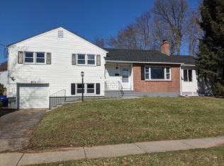 213 Mohegan Dr, West Hartford, CT 06117