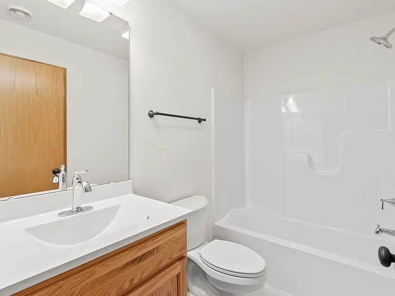 324 Woodcrest Ln — Photo 12