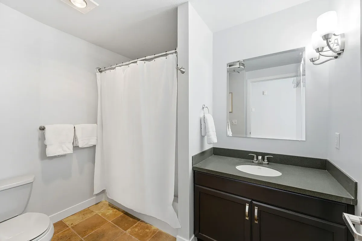 Building Photo - 1364 W Stillwater Dr #2017