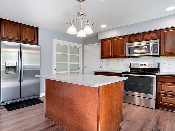 3rd image of 3331 Applewood Ln